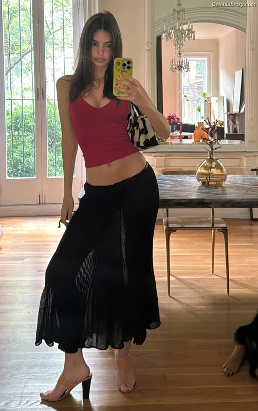 Emily Ratajkowski photo 18 of 3958