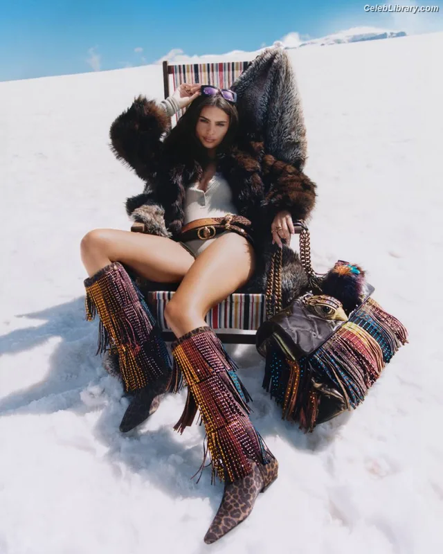Emily Ratajkowski photo 22 of 3958