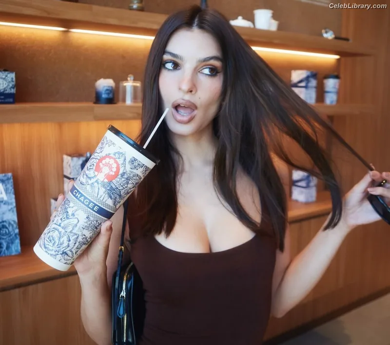Emily Ratajkowski photo 8 of 3958