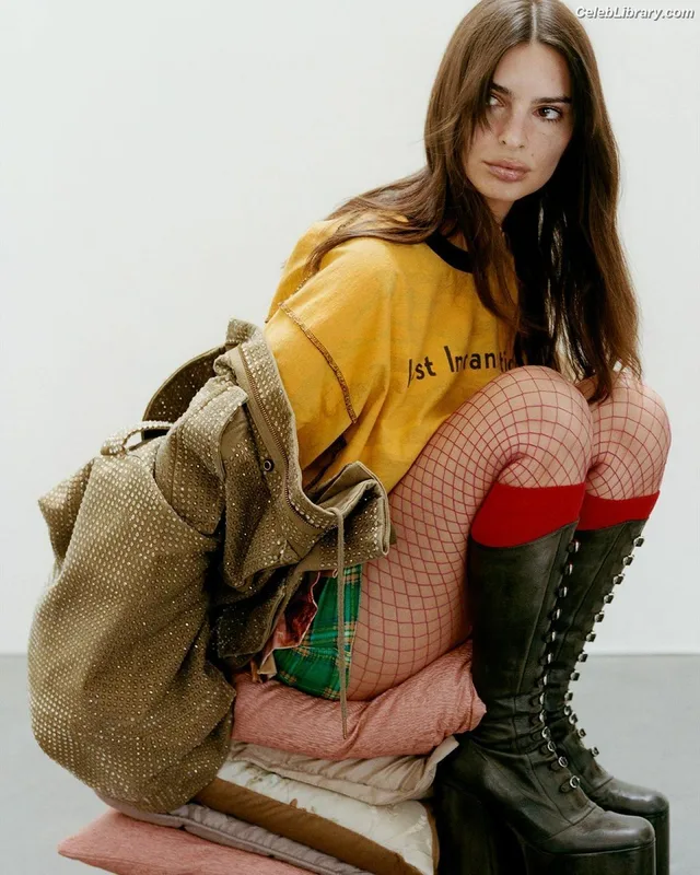 Emily Ratajkowski photo 18 of 3958