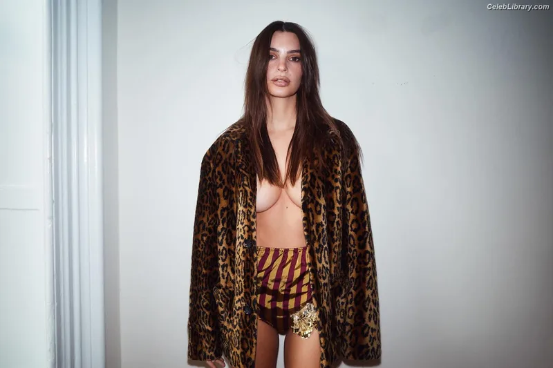 Emily Ratajkowski photo 16 of 3958