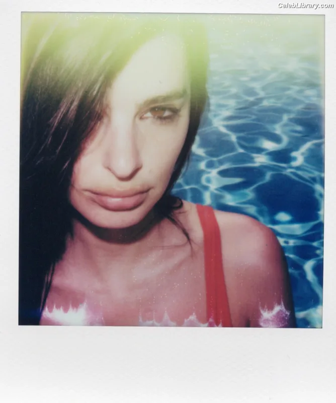 Emily Ratajkowski photo 18 of 3958