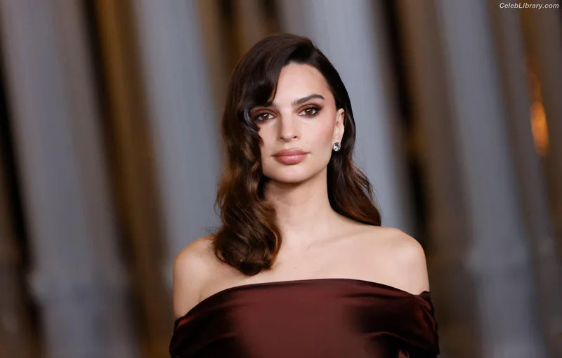 Emily Ratajkowski photo 24 of 3958