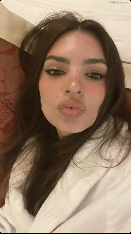 Emily Ratajkowski photo 8 of 3958