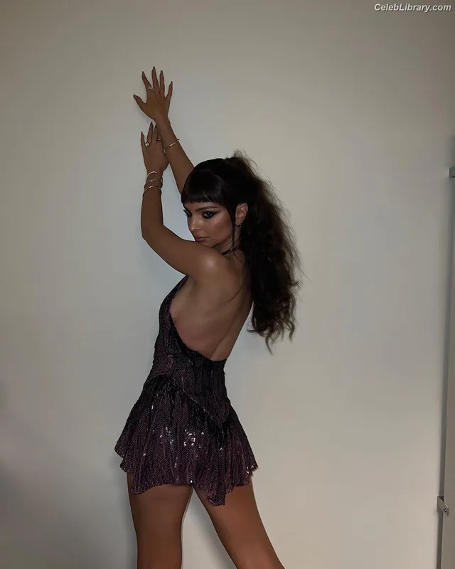 Emily Ratajkowski photo 10 of 3958