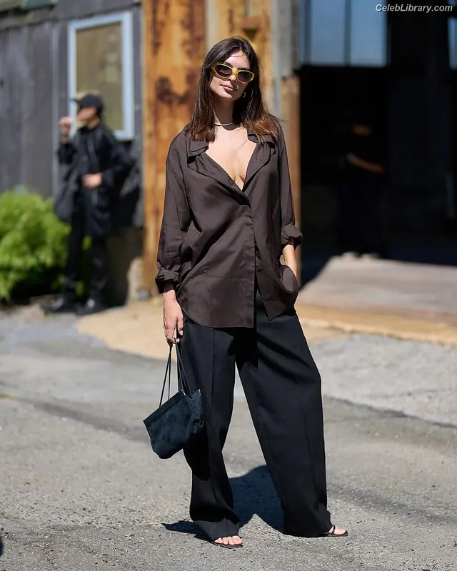 Emily Ratajkowski photo 9 of 3958