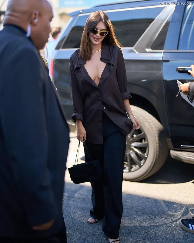 Emily Ratajkowski photo 10 of 3958