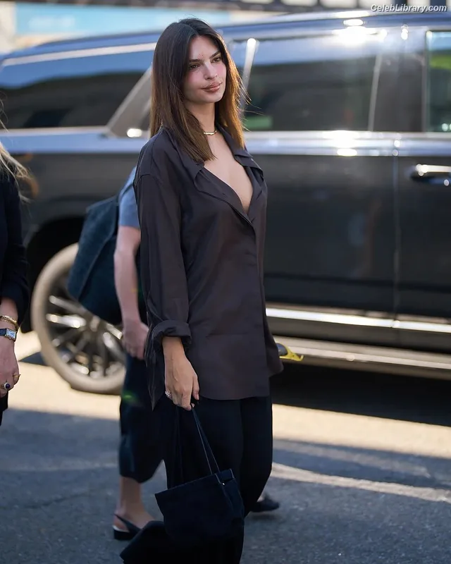 Emily Ratajkowski photo 11 of 3958