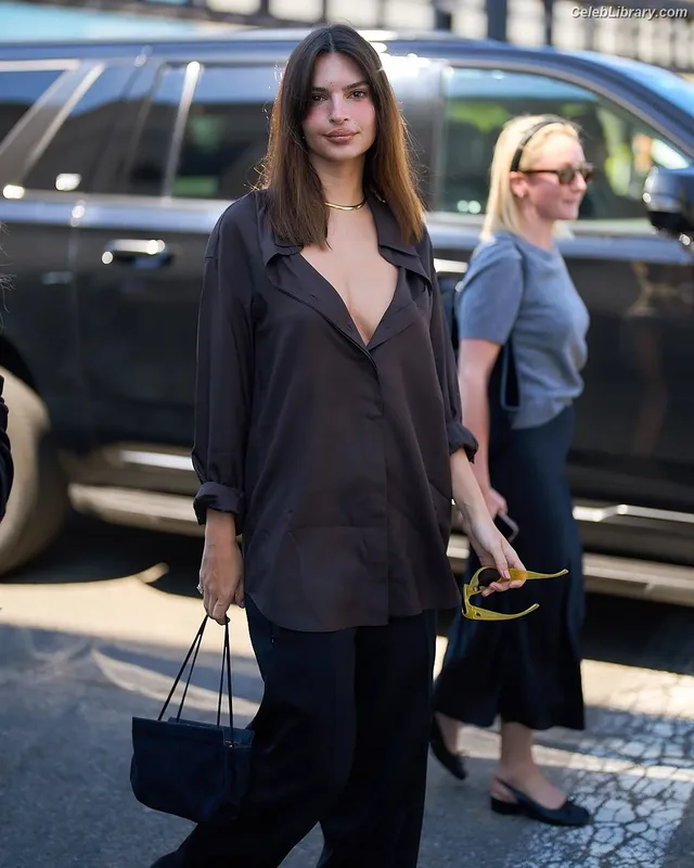 Emily Ratajkowski photo 12 of 3958