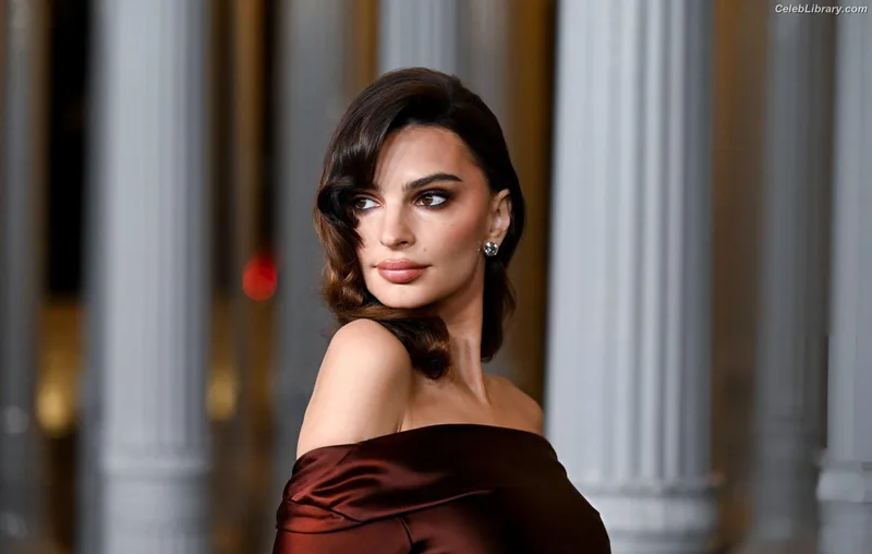 Emily Ratajkowski photo 15 of 3958