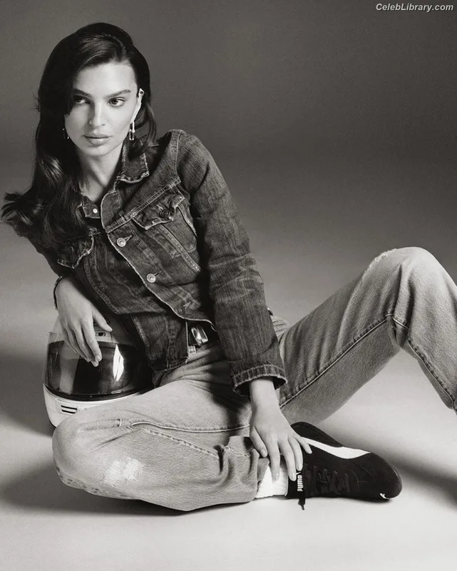 Emily Ratajkowski photo 23 of 3958