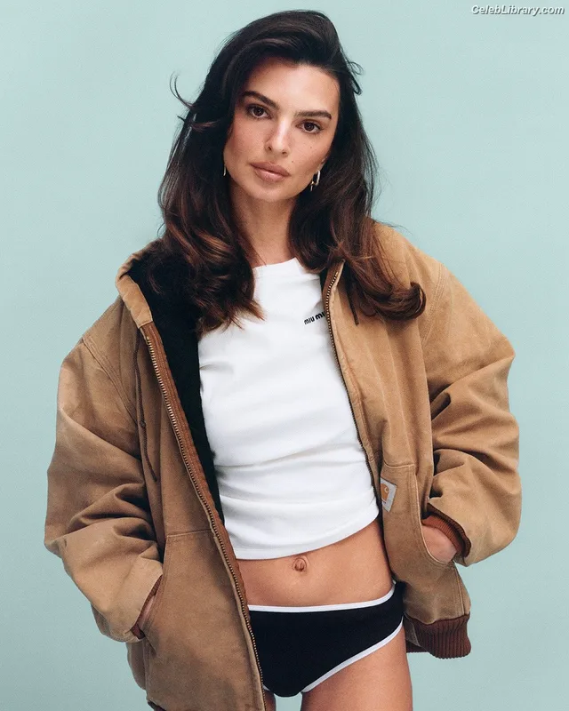Emily Ratajkowski photo 24 of 3958