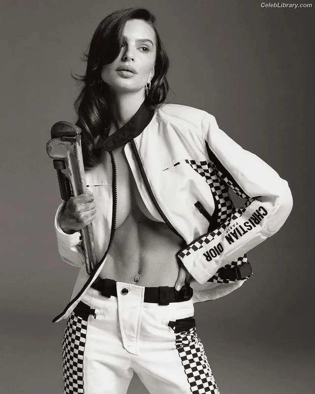 Emily Ratajkowski photo 3 of 3958