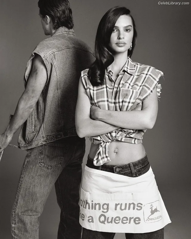 Emily Ratajkowski photo 4 of 3958
