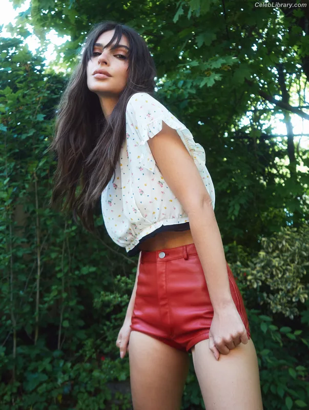 Emily Ratajkowski photo 6 of 3958