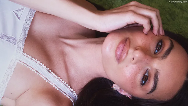 Emily Ratajkowski photo 10 of 3958