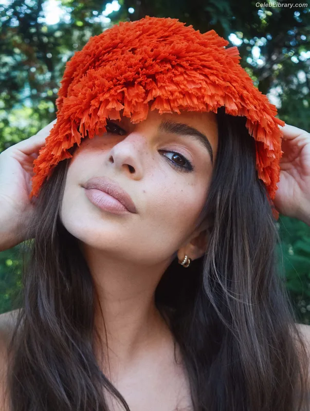 Emily Ratajkowski photo 12 of 3958