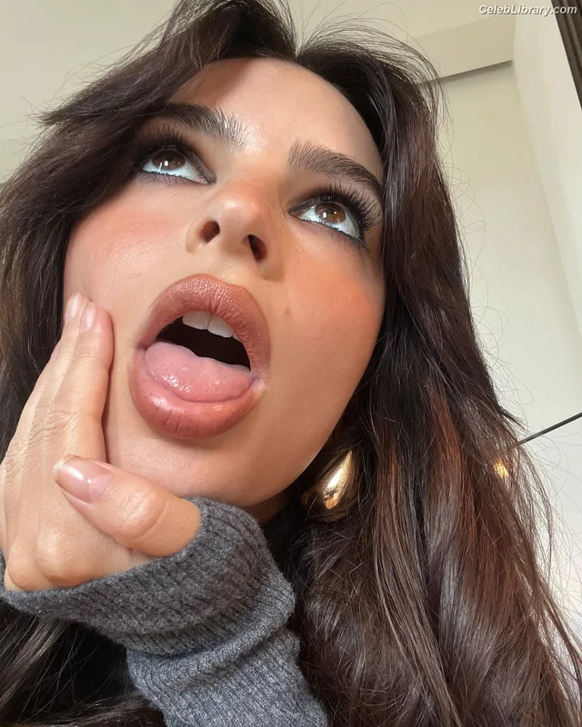 Emily Ratajkowski photo 24 of 3958
