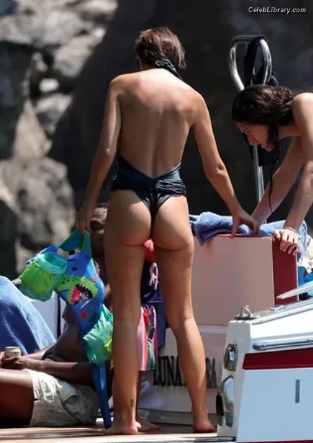 Emily Ratajkowski photo 13 of 3958