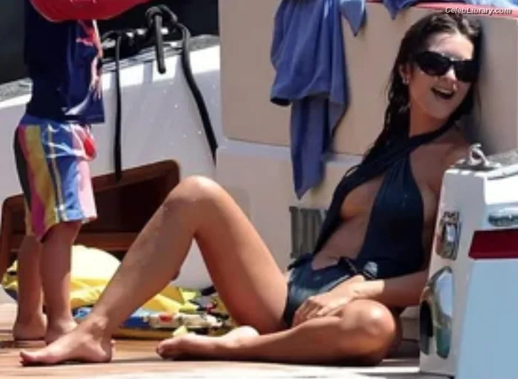 Emily Ratajkowski photo 15 of 3958