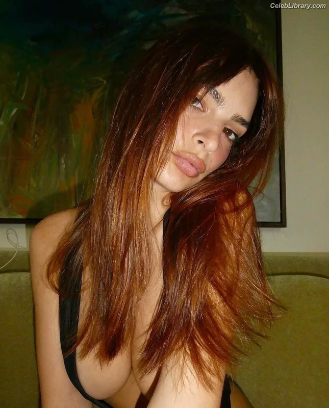 Emily Ratajkowski photo 21 of 3958