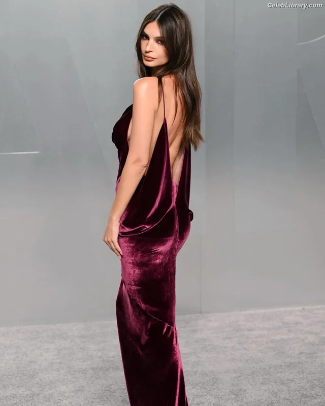 Emily Ratajkowski photo 9 of 3958
