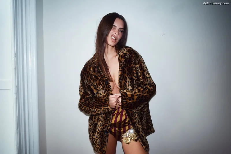 Emily Ratajkowski photo 10 of 3958