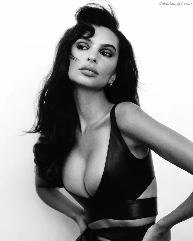 Emily Ratajkowski photo 9 of 3958