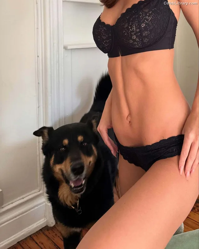Emily Ratajkowski photo 13 of 3958