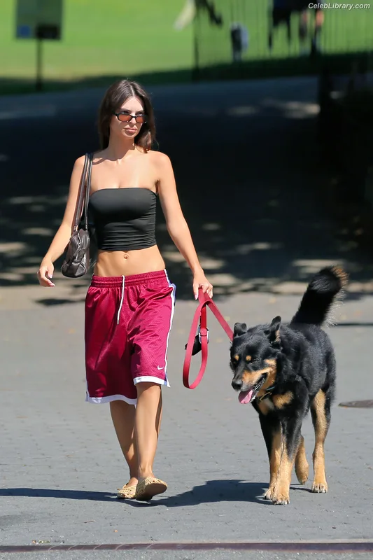 Emily Ratajkowski photo 14 of 3958