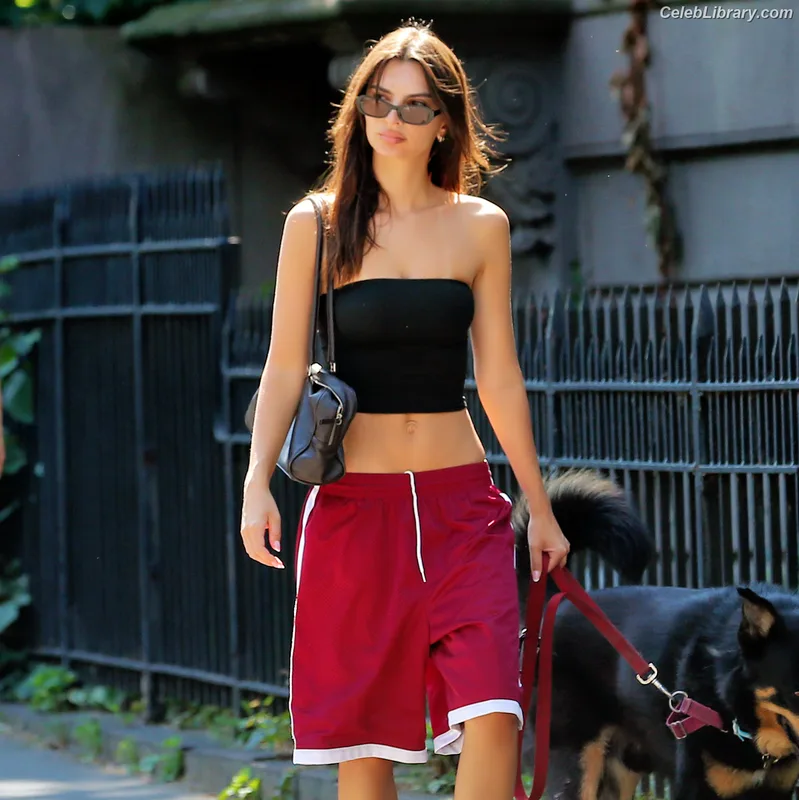 Emily Ratajkowski photo 18 of 3958