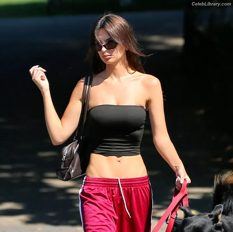 Emily Ratajkowski photo 23 of 3958