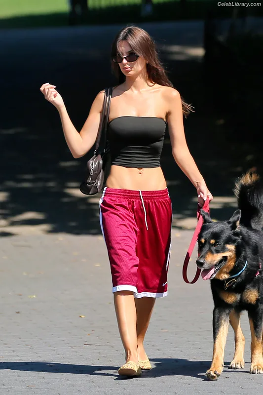 Emily Ratajkowski photo 24 of 3958