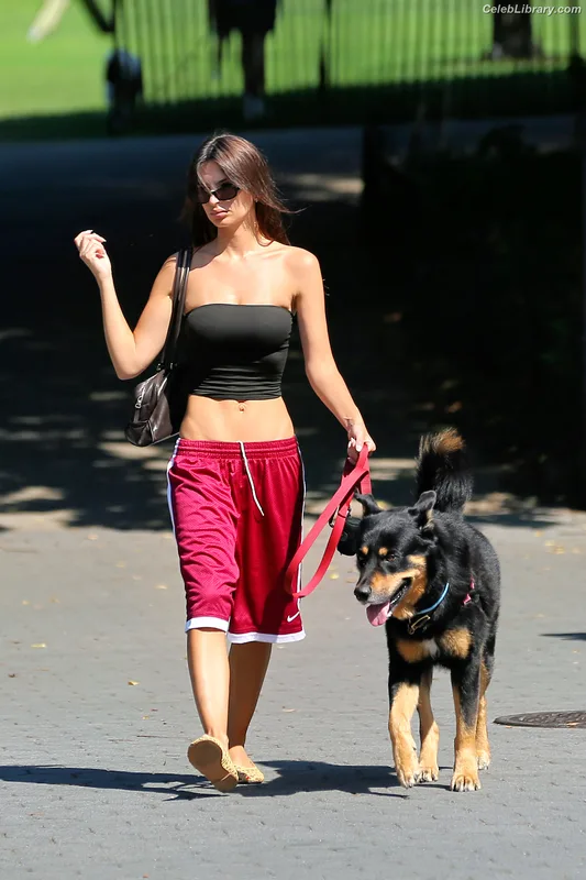 Emily Ratajkowski photo 3 of 3958