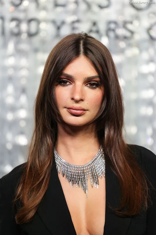 Emily Ratajkowski photo 11 of 3958