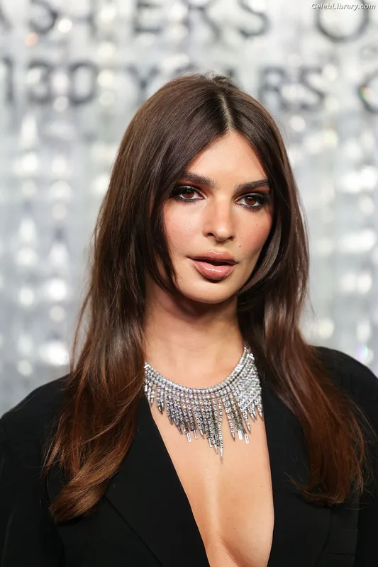 Emily Ratajkowski photo 12 of 3958