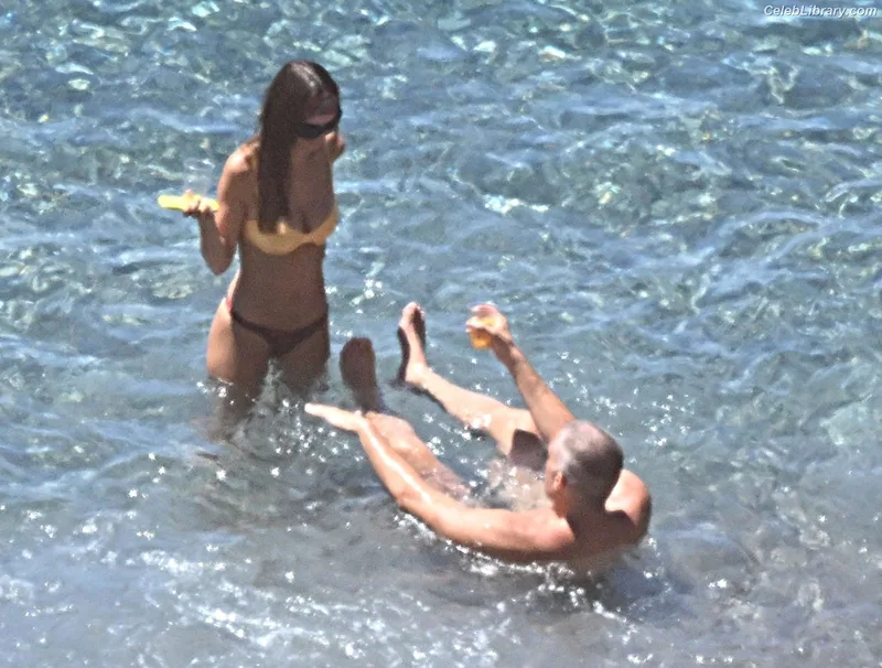 Emily Ratajkowski photo 23 of 3958