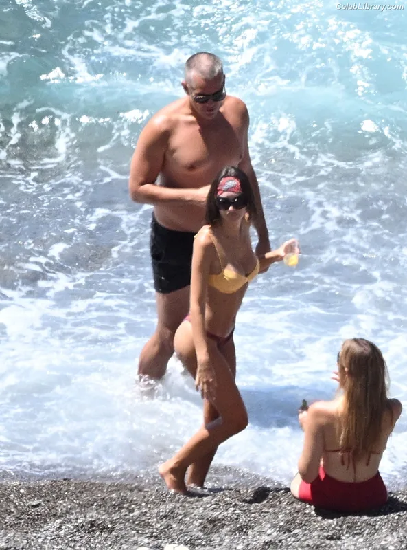 Emily Ratajkowski photo 12 of 3958