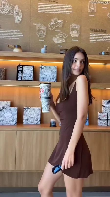 Emily Ratajkowski photo 16 of 3958