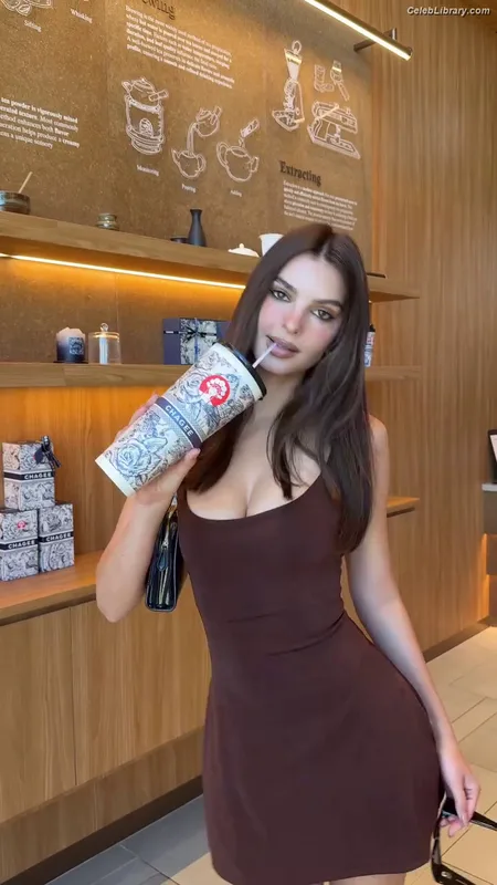 Emily Ratajkowski photo 24 of 3958