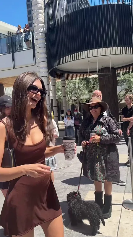 Emily Ratajkowski photo 3 of 3958