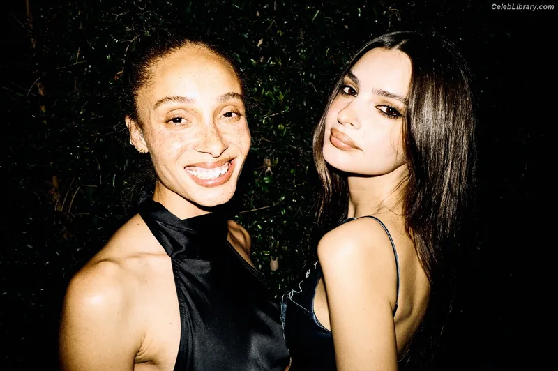 Emily Ratajkowski photo 19 of 3958