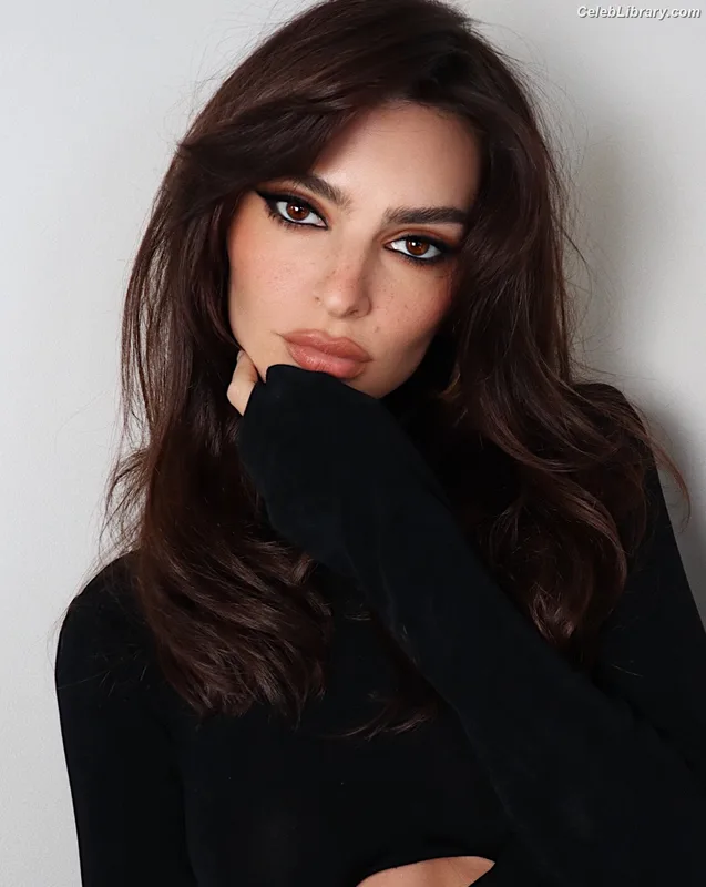 Emily Ratajkowski photo 1 of 3958