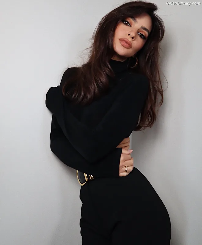 Emily Ratajkowski photo 2 of 3958