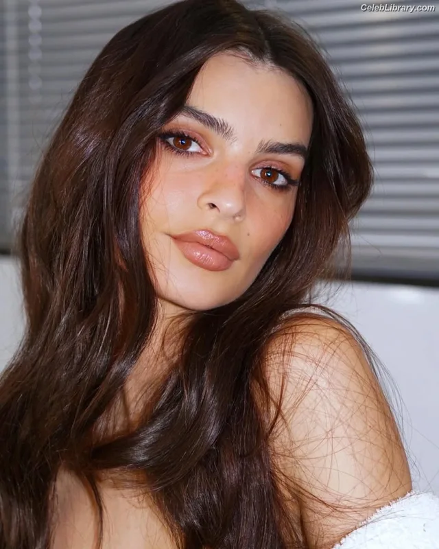 Emily Ratajkowski photo 3 of 3958