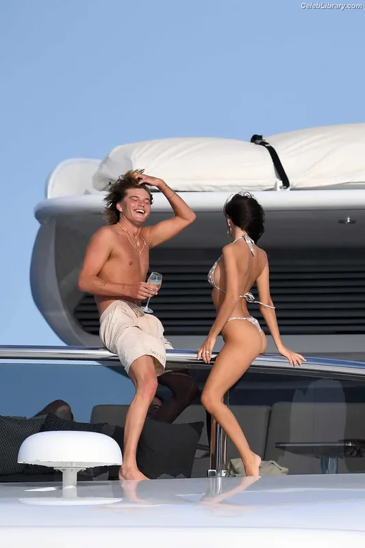 Emily Ratajkowski photo 4 of 3958