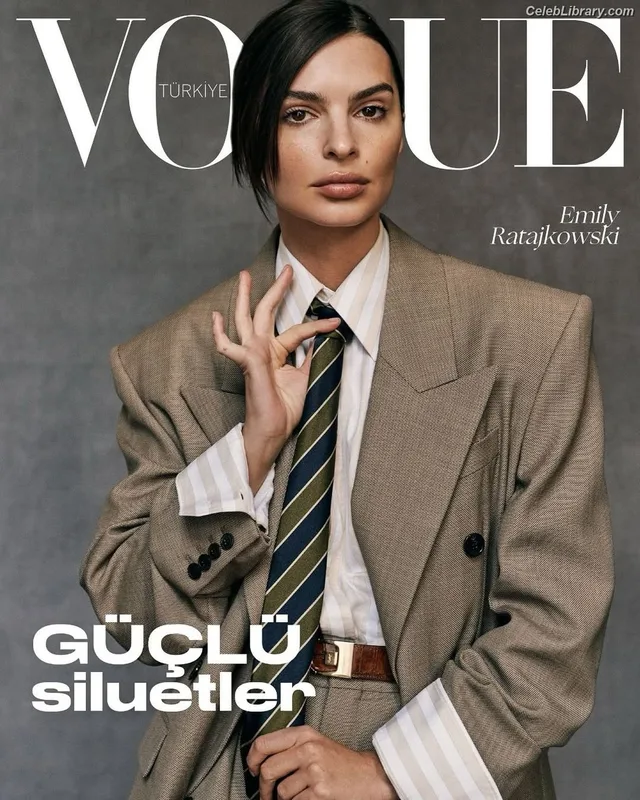 Emily Ratajkowski photo 16 of 3958