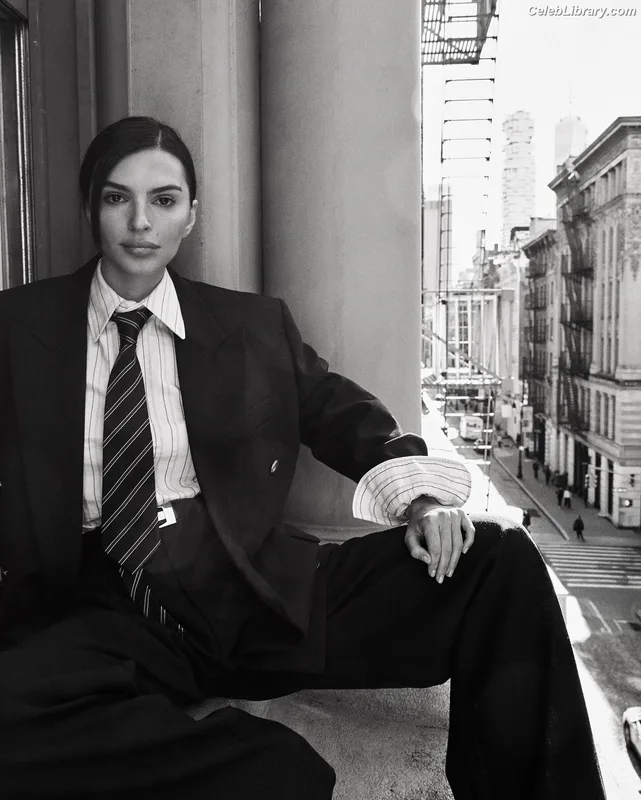 Emily Ratajkowski photo 17 of 3958