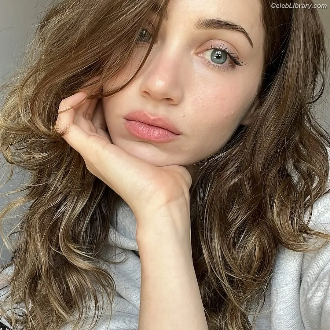 Emily Rudd photo 14 of 600