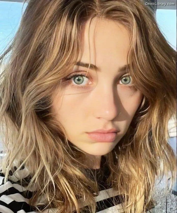 Emily Rudd photo 23 of 600